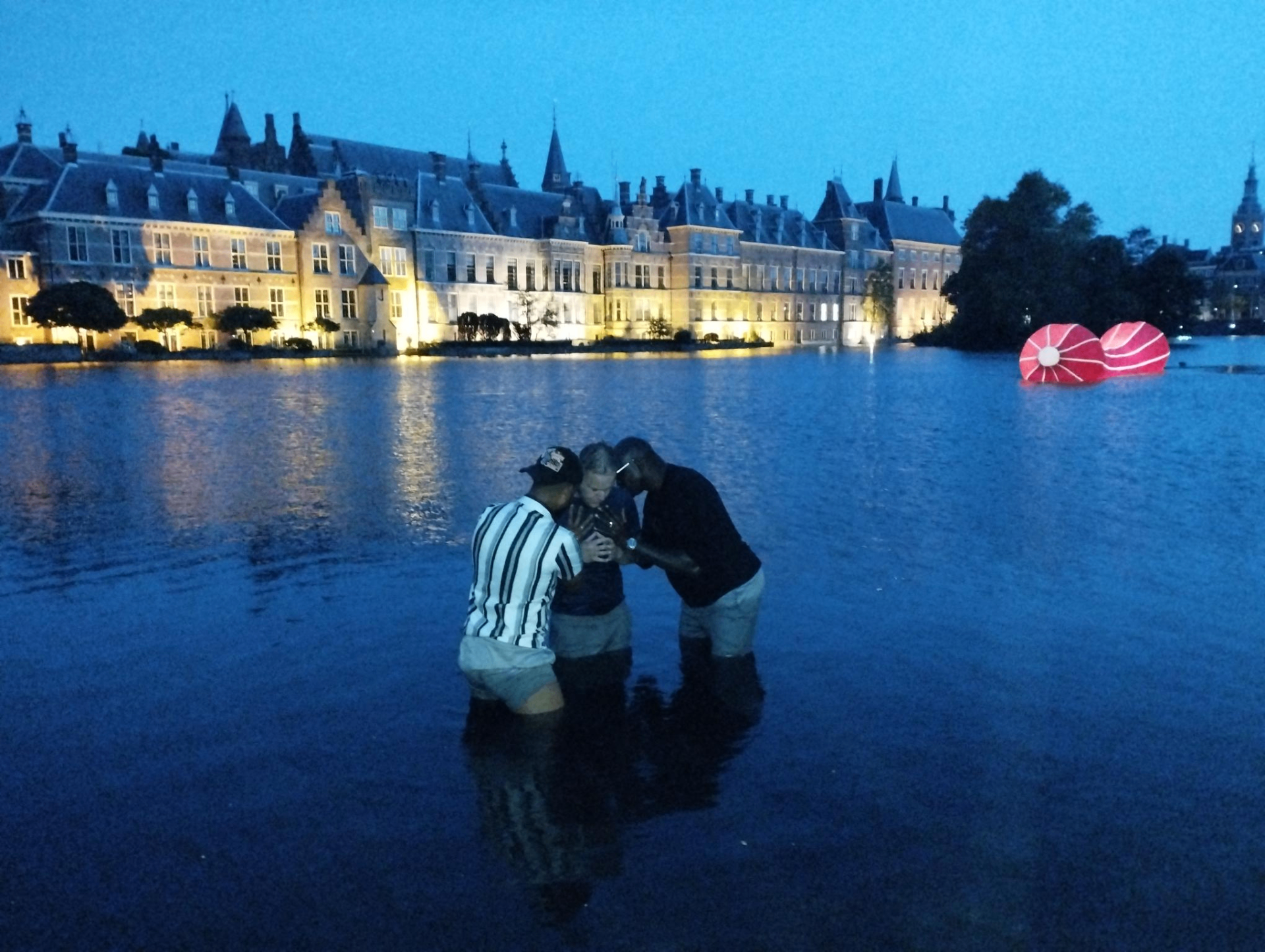 Doop in de Hofvijver voor de Tweede Kamer in Den Haag bij avondschemer