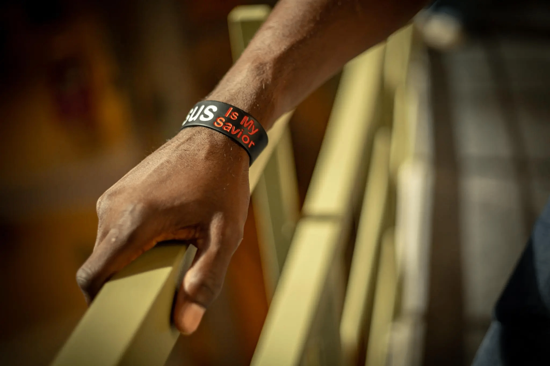 Hand met armband: Jesus Is My Savior