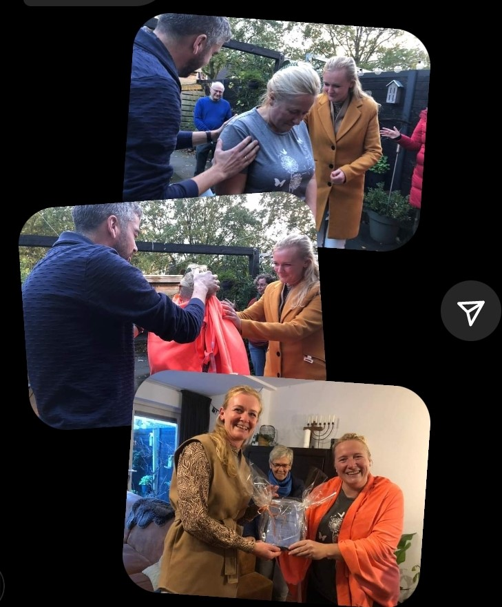Drie foto's van een doop: gebed, het aandoen van het doopgewaad en na afloop met een cadeau