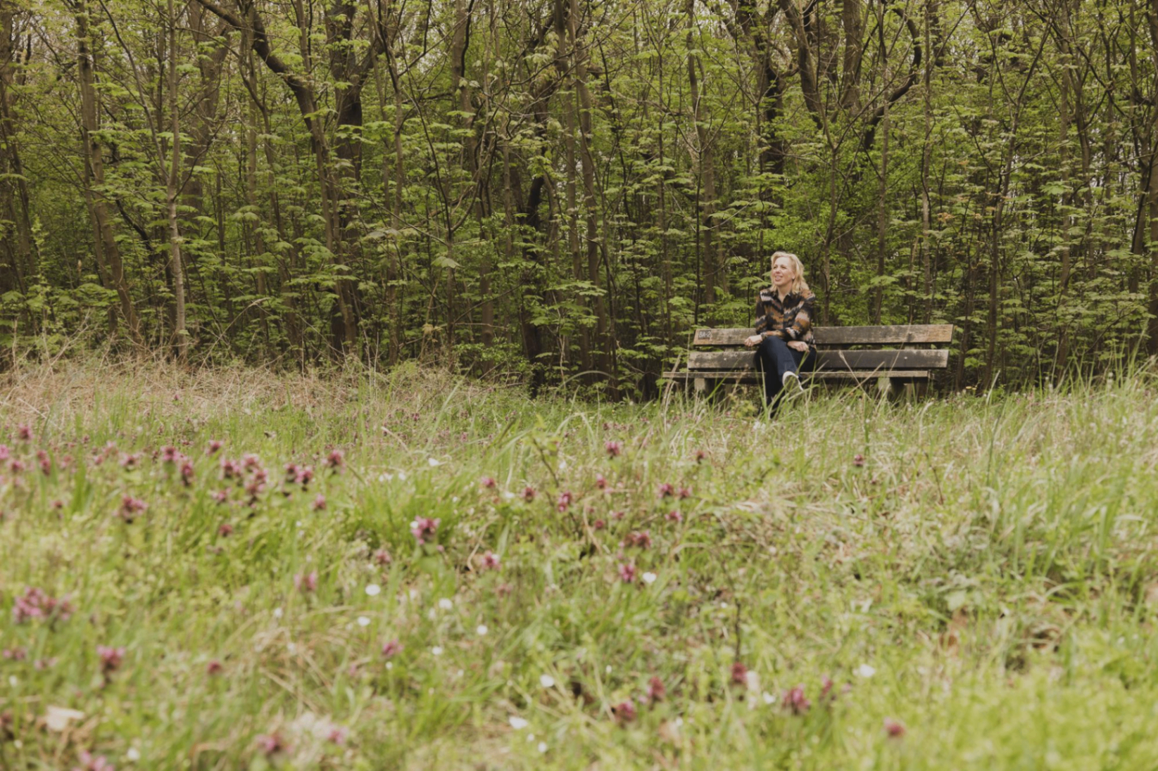 Lisa op een bankje in het bos