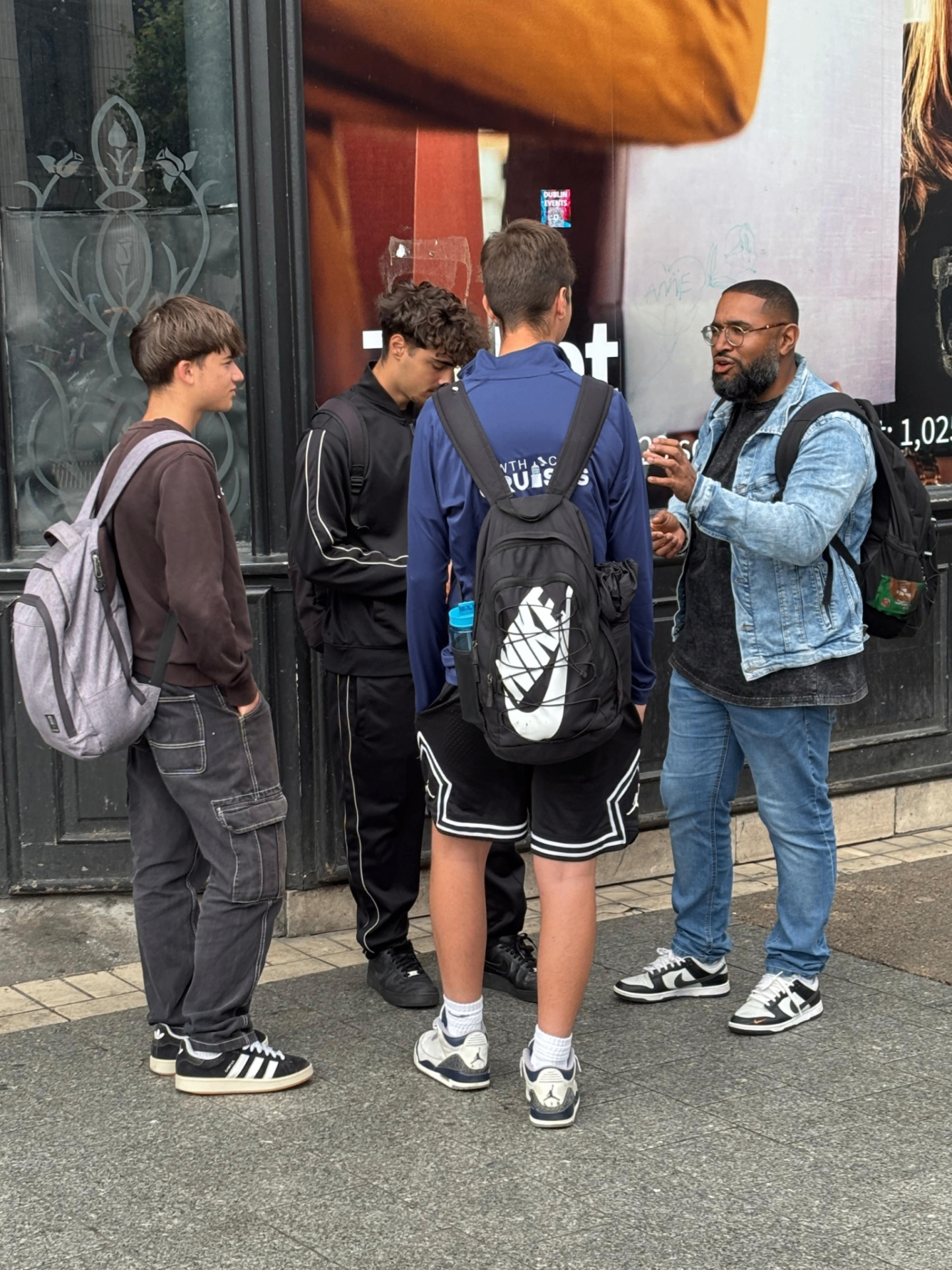 Clement deelt het evangelie met jongeren op straat in Dublin